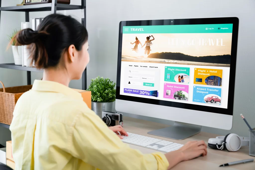 Mujer diseña y edita su página web de viajes.